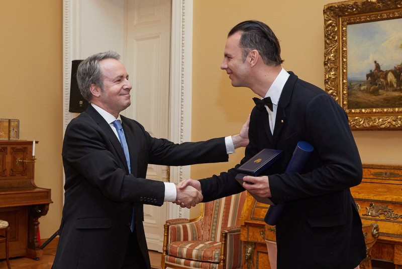 Παρασημοφόρηση του Έλληνα μαέστρου Θ. ΚΟΥΡΕΝΤΖΗ